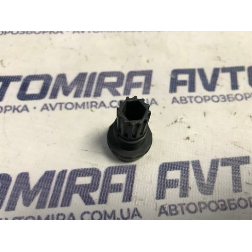 Отбойник крышки багажника Opel Astra H Wagon 2004-2010 13212251